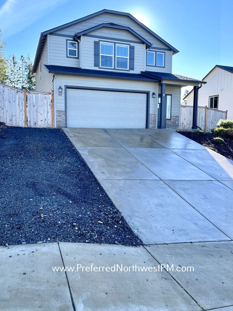 Lowell House: 242 Rockcrest Drive