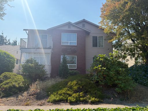 Lovely 2 Bedroom 2 Bathroom Unit in Quiet Four-Plex! – photo 1