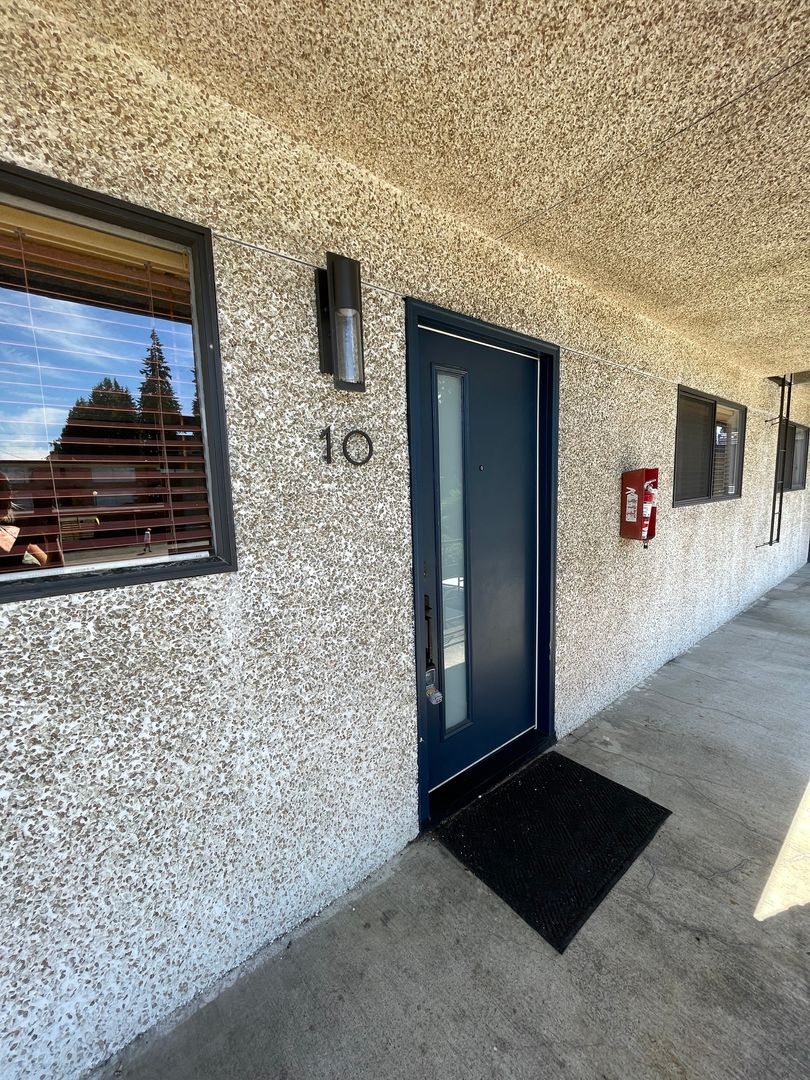 Everett Apartment: 5127 Colby Ave