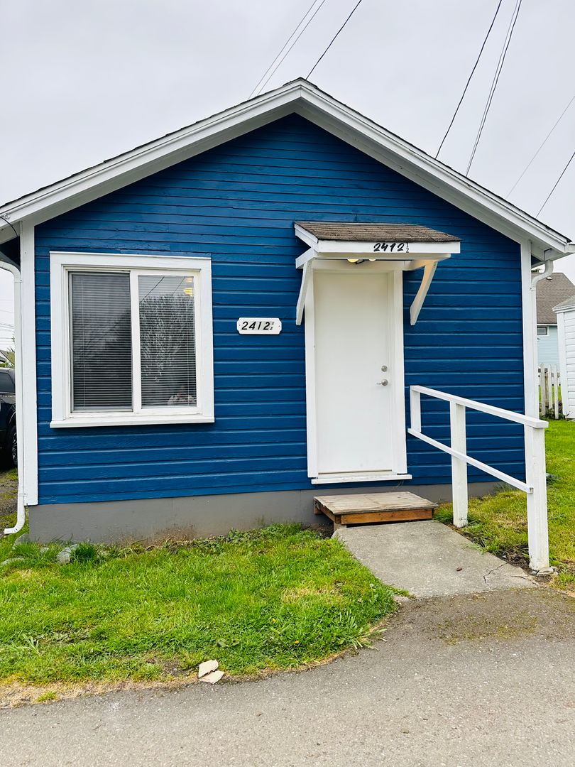 Everett House: 2412 1/2 Everett Ave