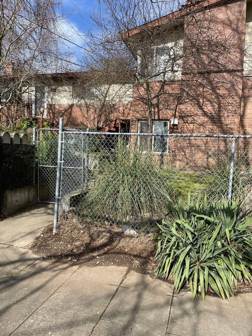 Seattle Apartment: 800 NW 62nd Street