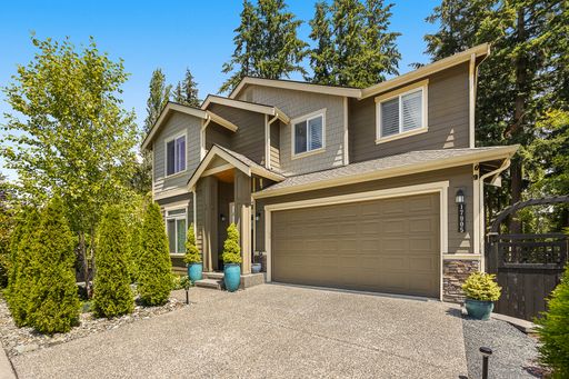 Stunning 4 Bedroom 2.5 Bathroom Home in Quiet Area of Lynnwood! – photo 1