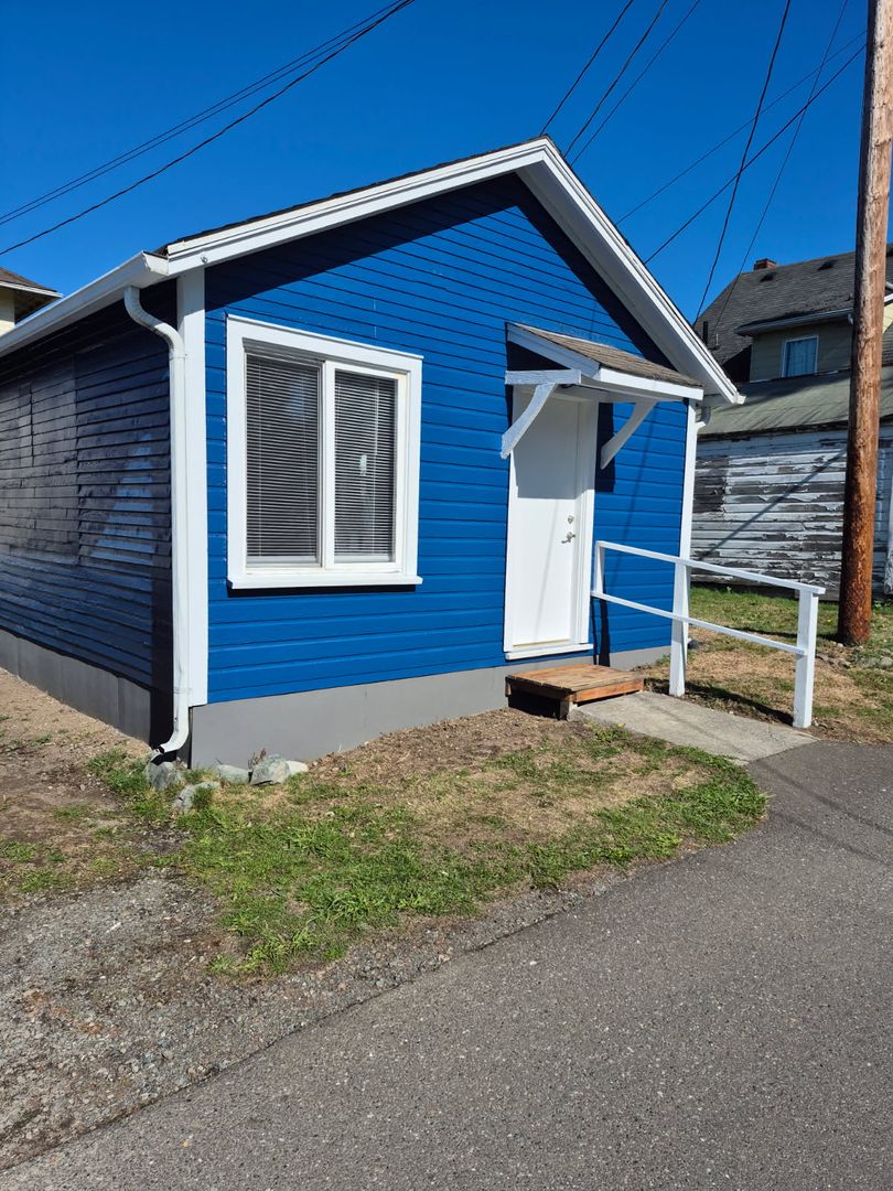 Everett House: 2412 1/2 Everett Ave