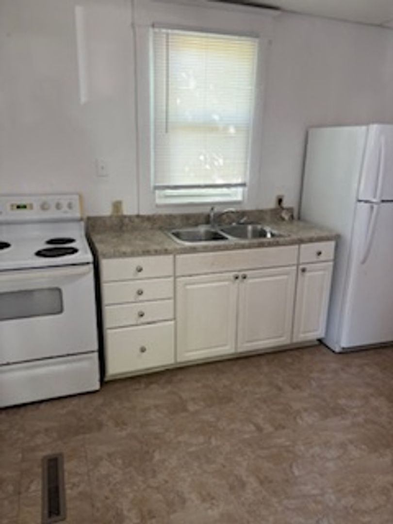 Waterloo Apartment: 211 Clay St