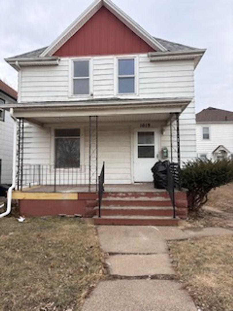 Waterloo House: 1019 W 5th St