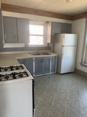 Upstairs 2 BR utilities included! – photo 1