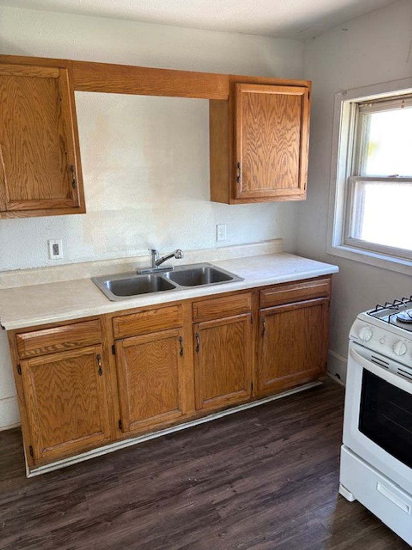 Waterloo Apartment: 408 Oak Ave - Unit B