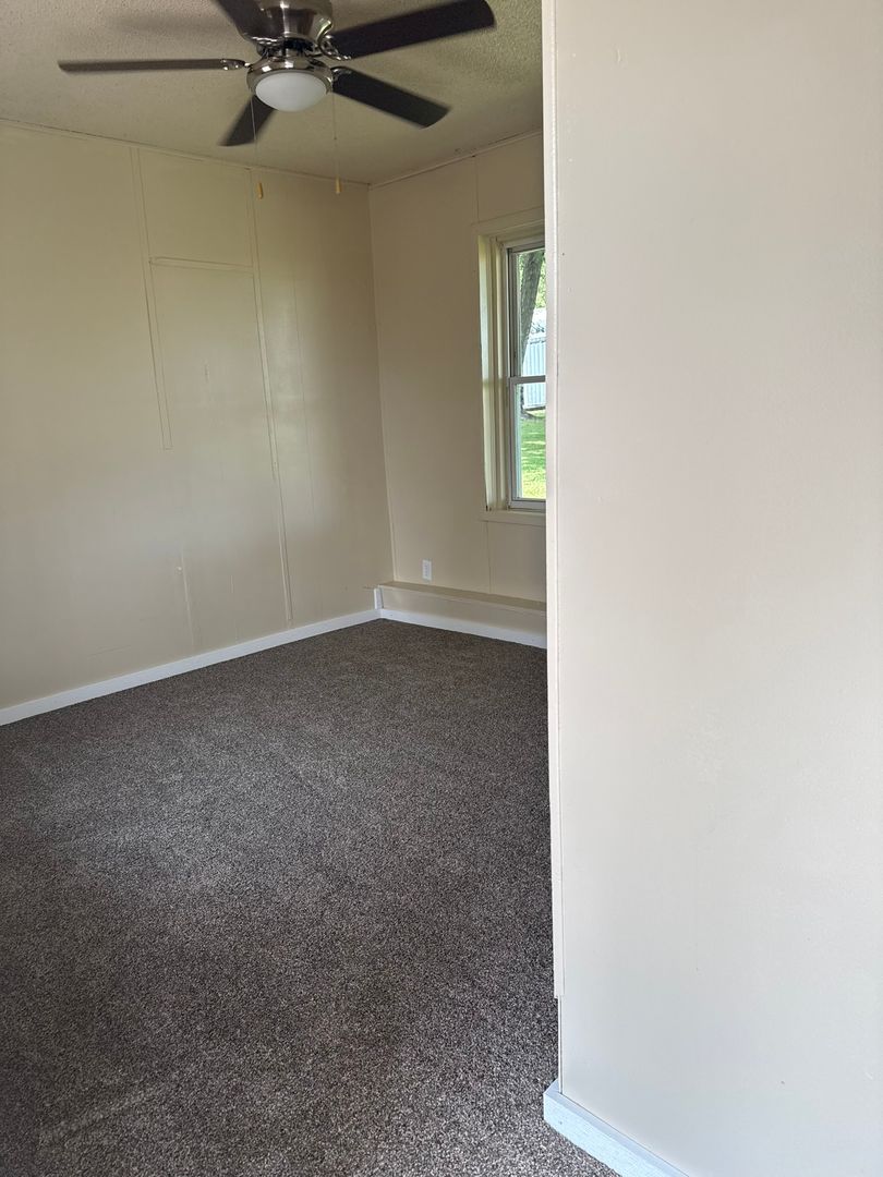 Waterloo Apartment: 3961 Logan Ave - Apt 7
