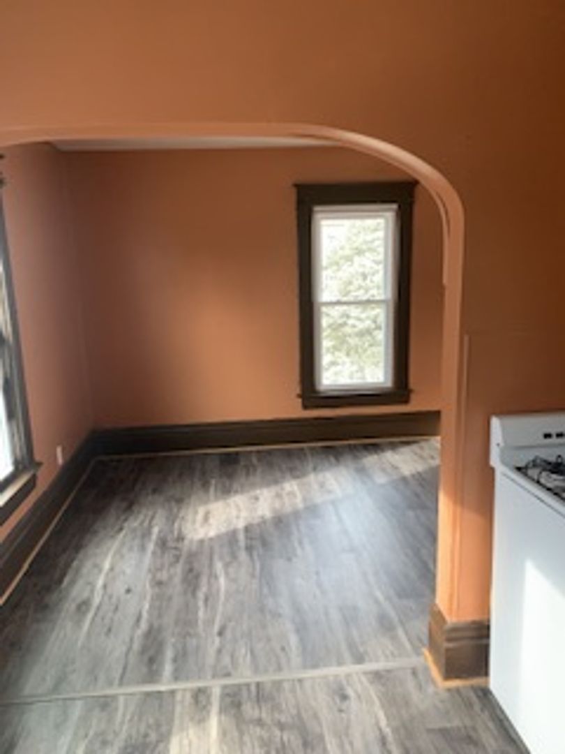 Waterloo Apartment: 43 1/2 Mulberry St