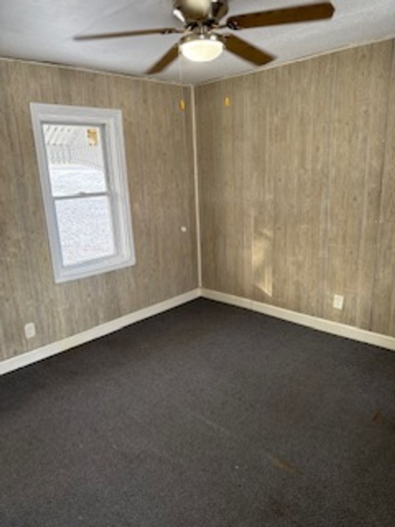 Waterloo Apartment: 3961 Logan Ave - Apt 8