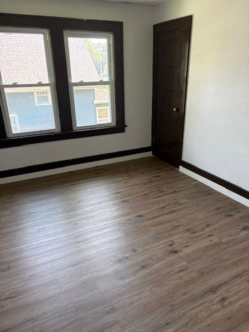 Waterloo Apartment: 302 Clay St