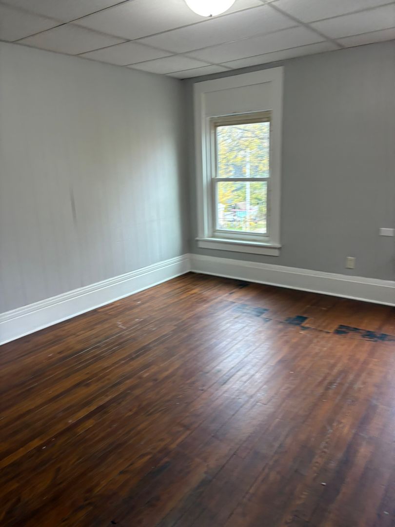 Waterloo Apartment: 225 Allen St - Apt 4