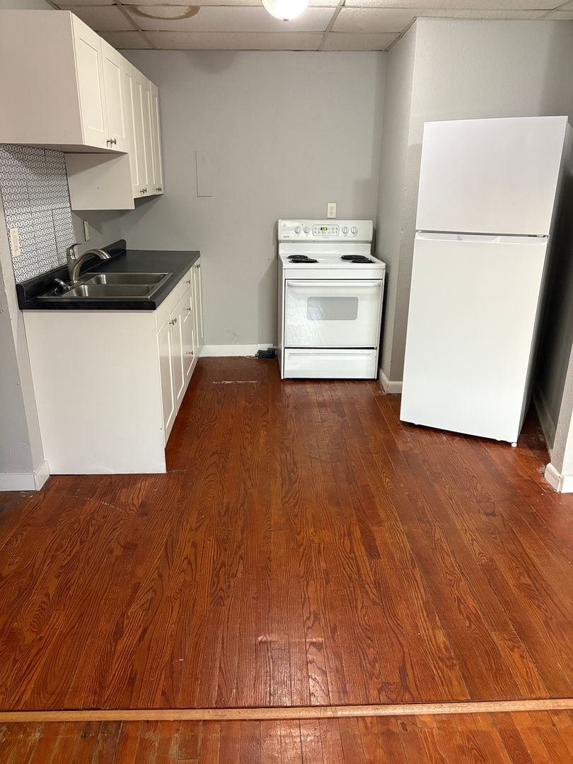 Waterloo Apartment: 225 Allen St - Apt 6