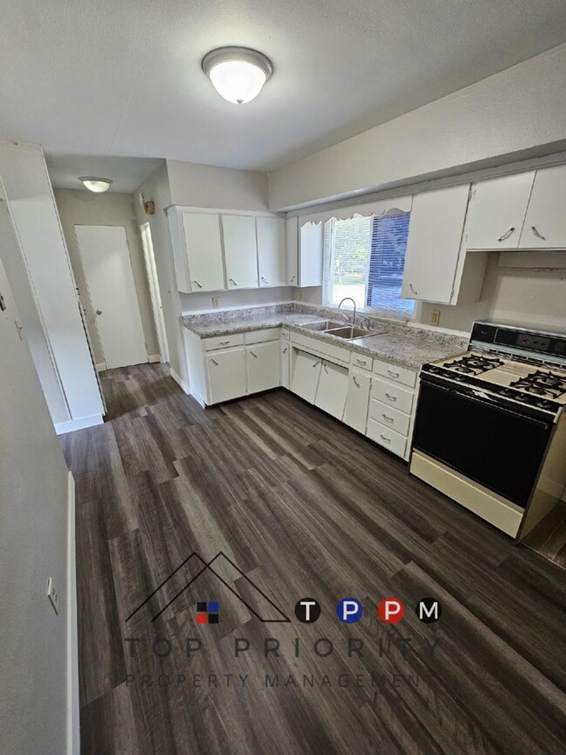 Waterloo Apartment: 211 Fereday Ct - Unit A