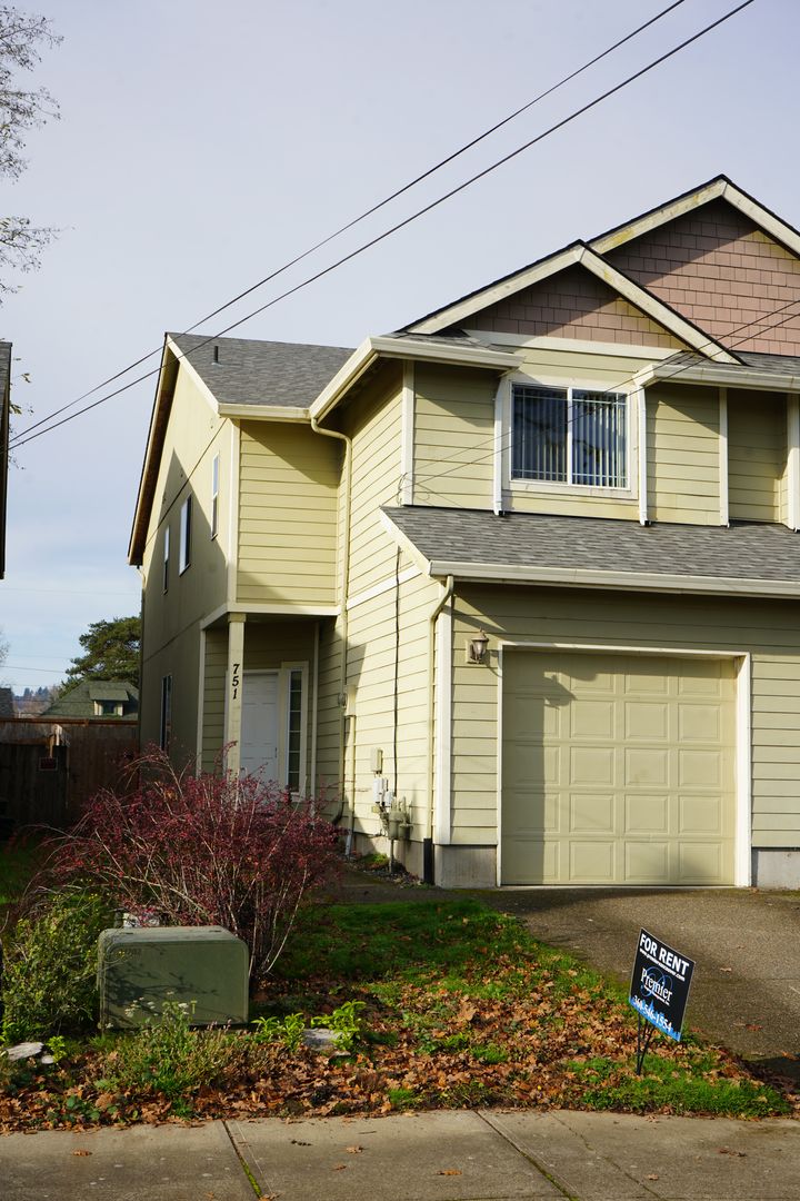 Camas Apartment: 745 / 747 SE Tampa St.