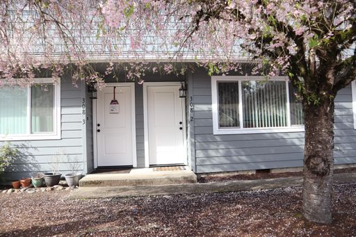 Spacious Remodeled Triplex Unit for Lease in Battle Ground - 308 SW 1st St Apt 2