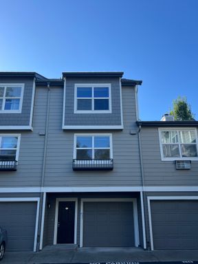 Stunning Northwynd Condominium for Lease near Vancouver Waterfront & Beaches - 714 SE Fairwinds Loop – photo 1