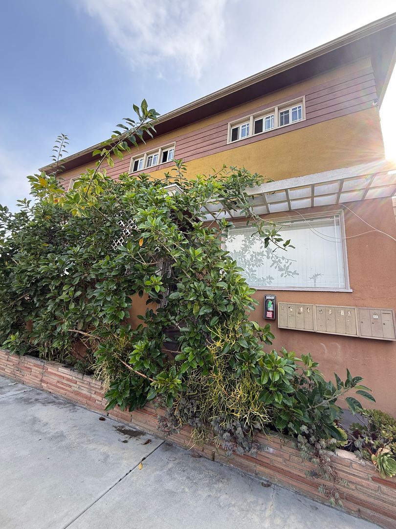 Los Angeles Apartment: 200 S. Lake St.