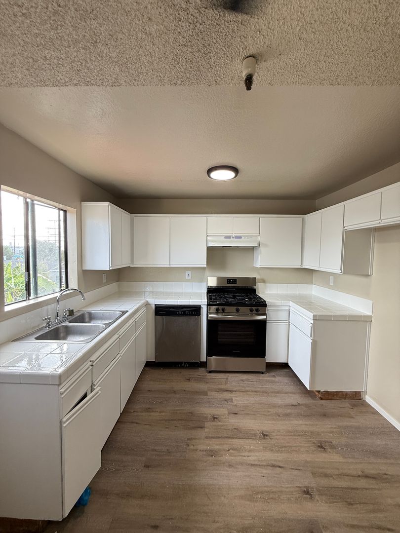 Hawthorne Apartment: 4320 W 142nd street