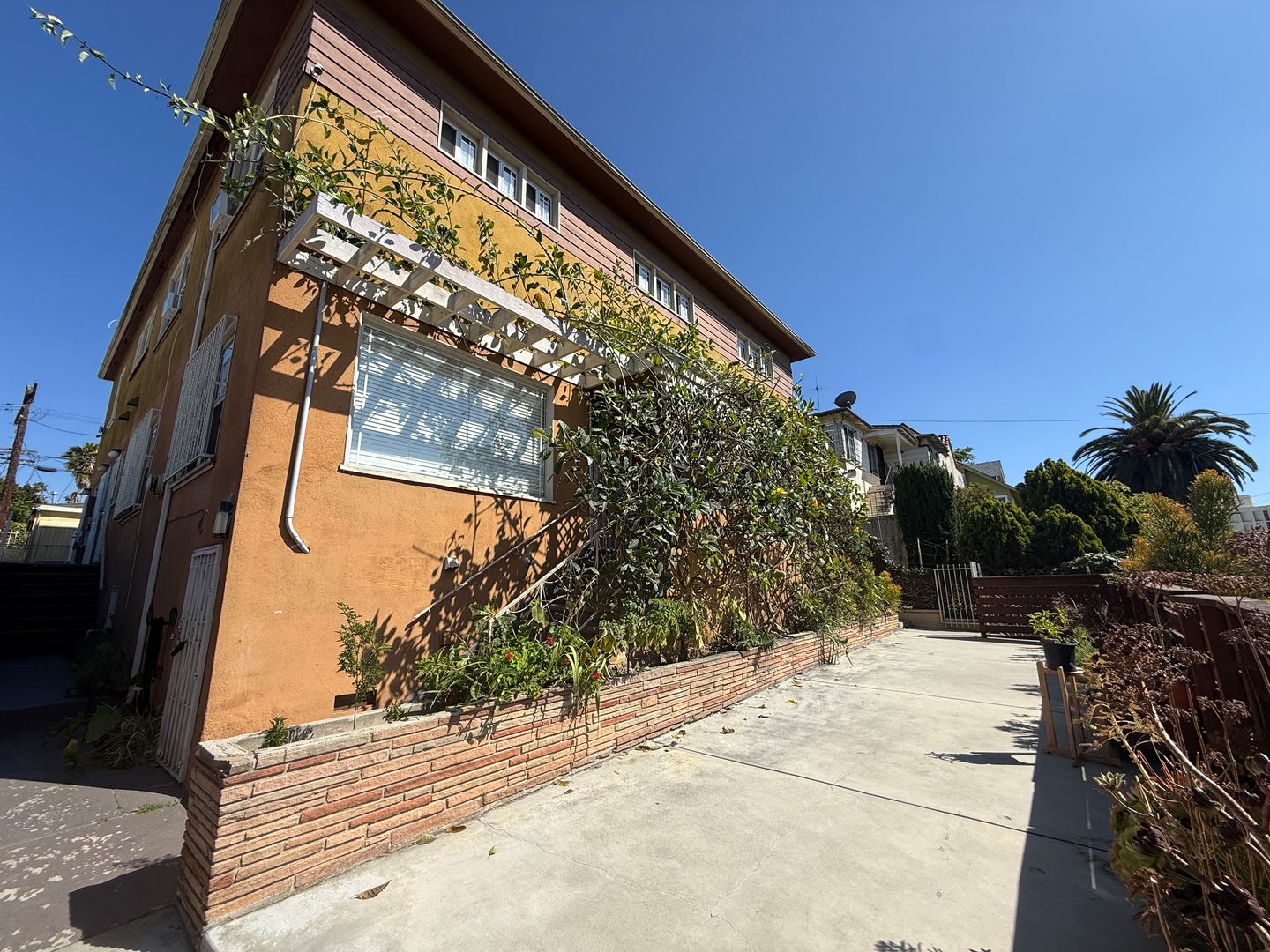 Los Angeles Apartment: 200 S. Lake St.