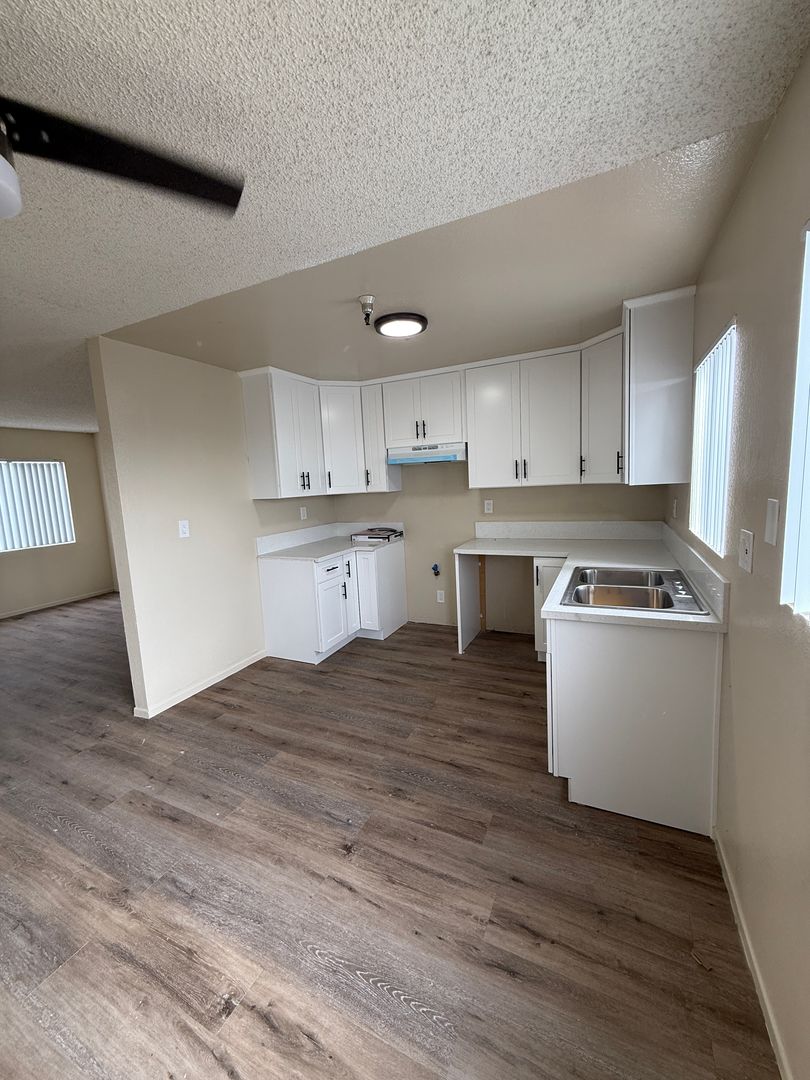 Hawthorne Apartment: 4320 W 142nd street