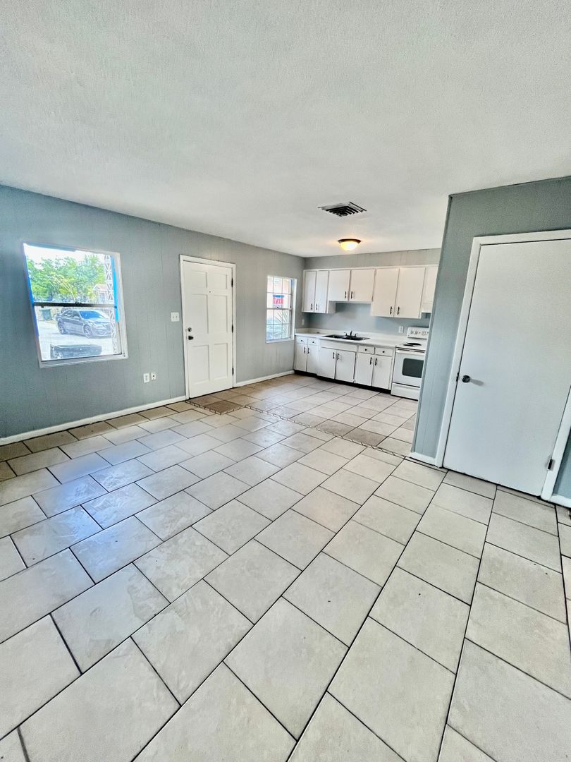Lakeland Apartment: 1885 Crystal Lake Dr N