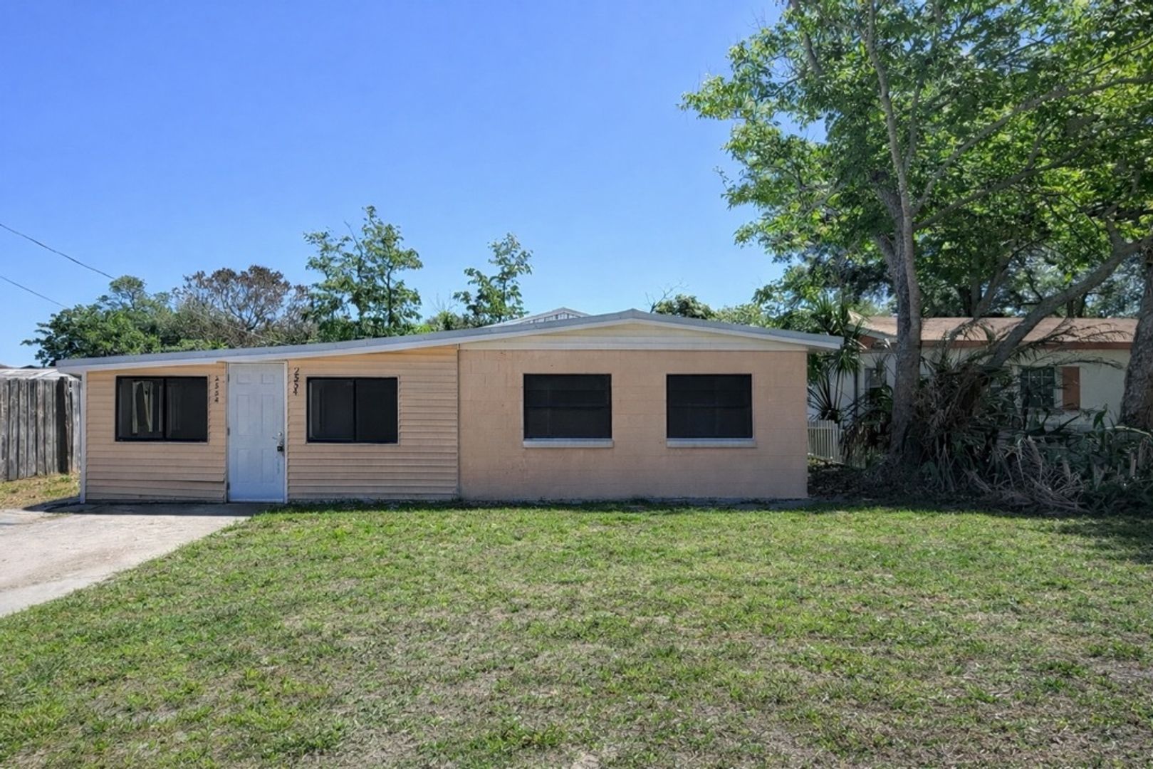Winter Haven House: 2554 Palm Drive NE