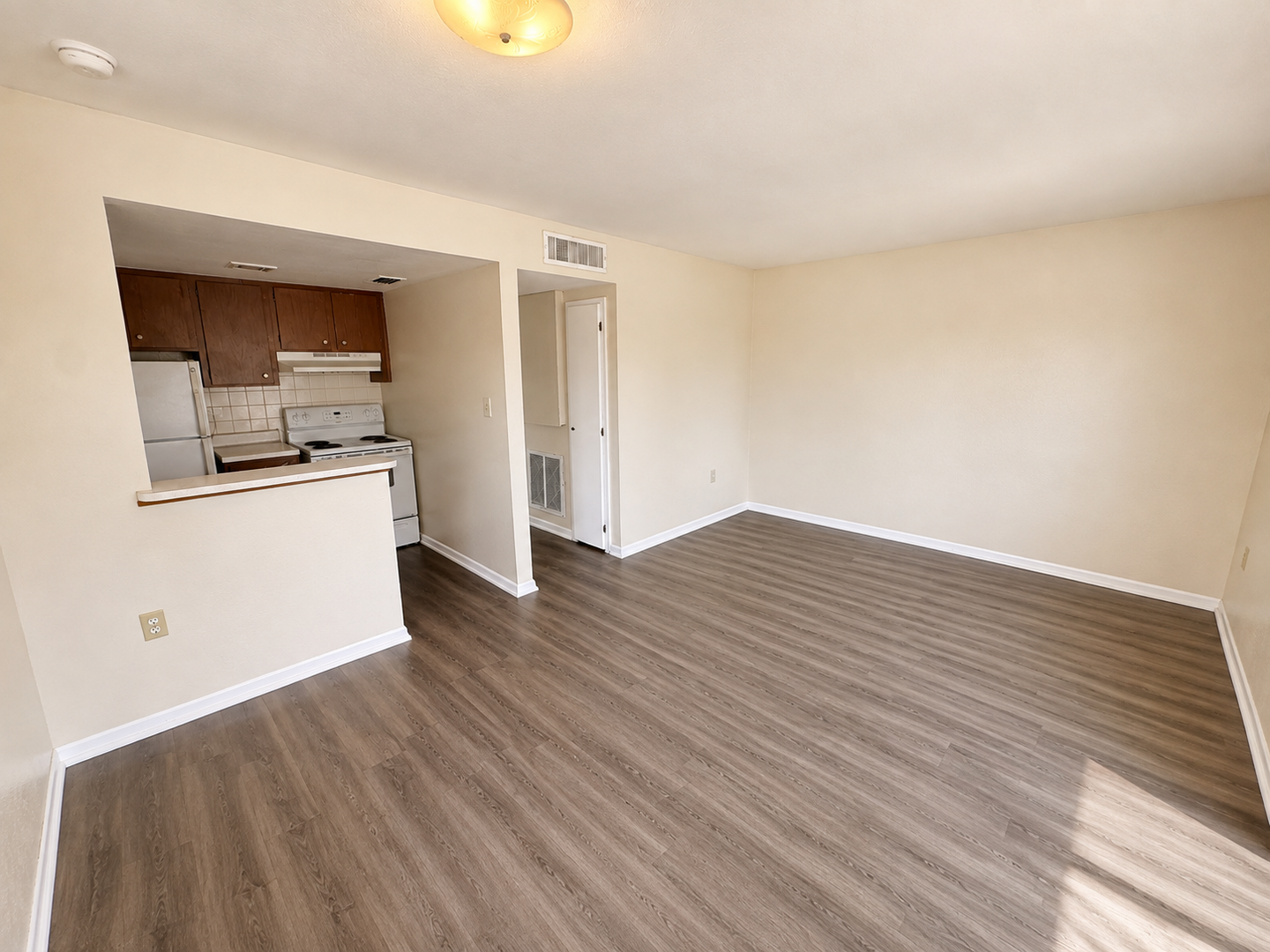 Zephyrhills Apartment: 38010 14th Ave