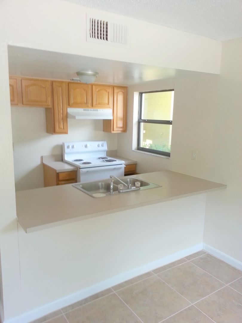 Lakeland Apartment: 927 N. Iowa