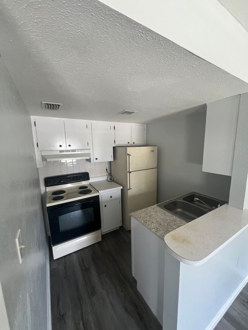 Zephyrhills Apartment: 38010 14th Ave