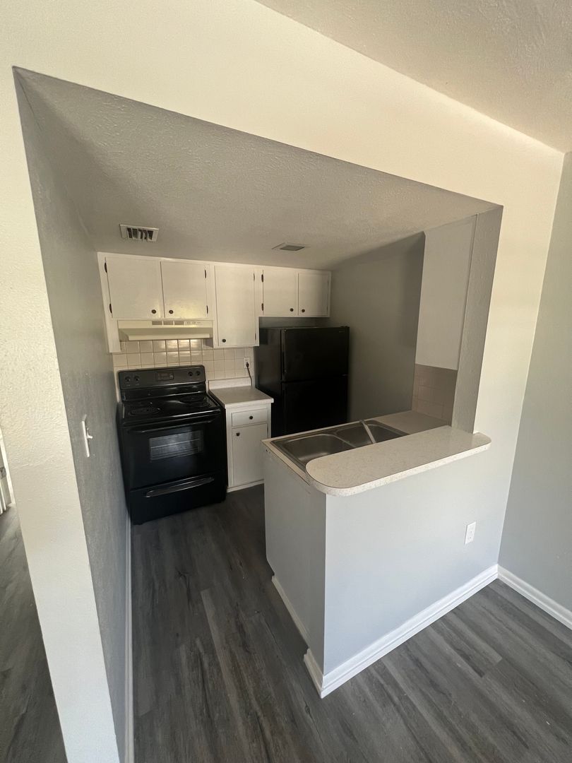 Zephyrhills Apartment: 38010 14th Ave