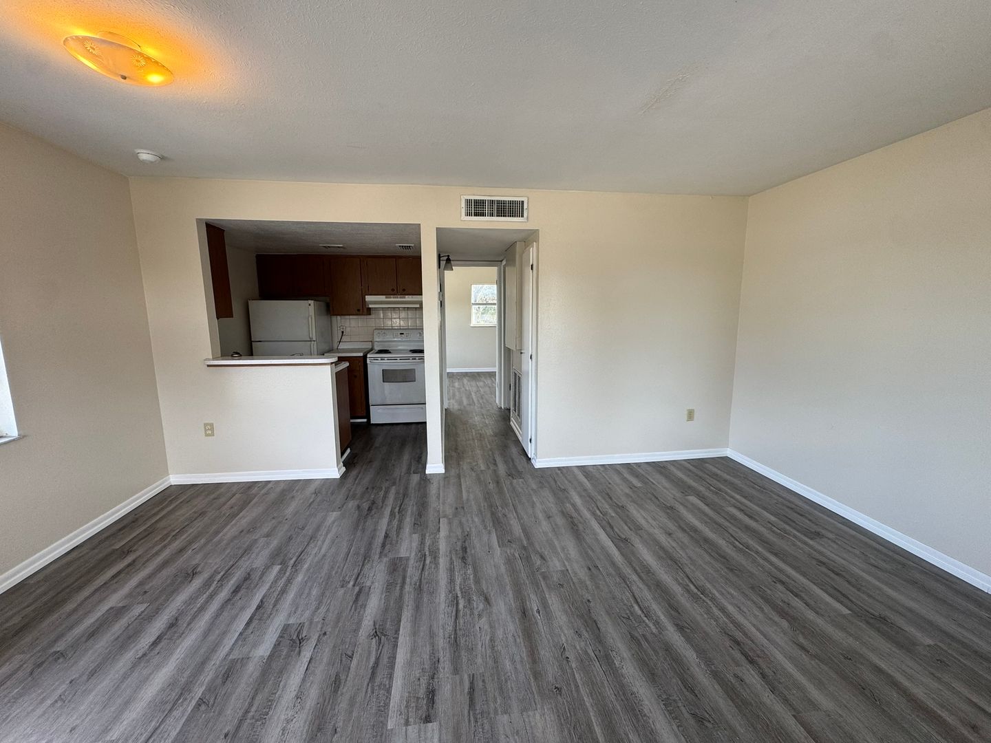 Zephyrhills Apartment: 38010 14th Ave