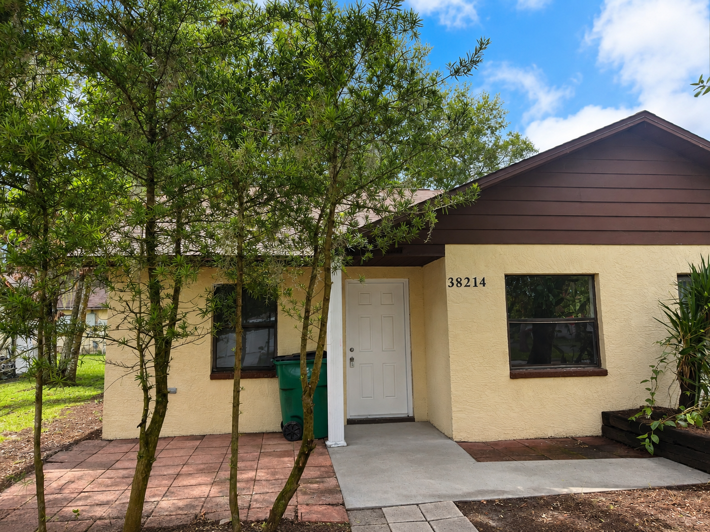 zephyrhills Apartment: 38214 7th Ave