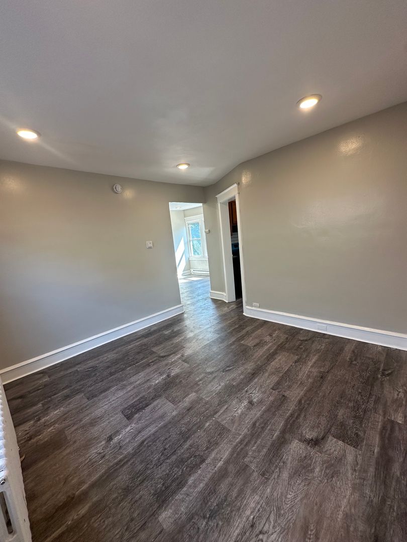 Chester Apartment: 2527 Edgemont Avenue