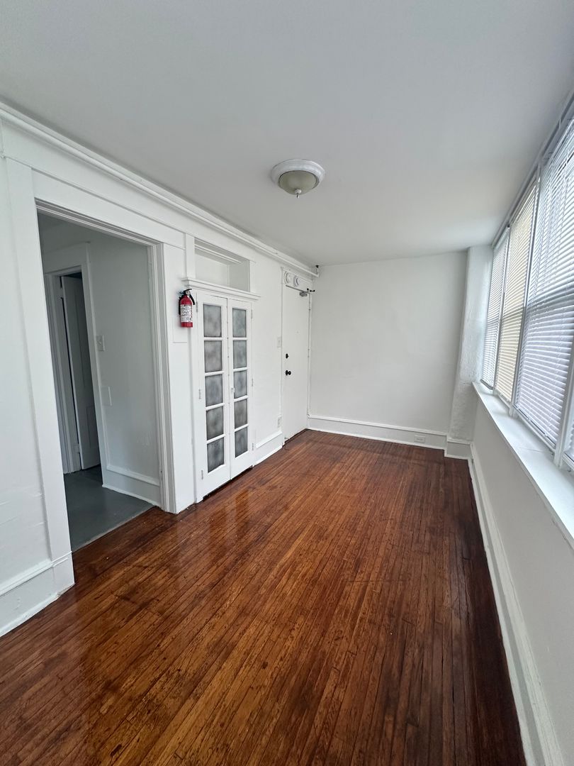Lansdowne Apartment: 48 S Wycombe Ave