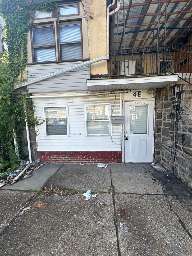 Upper Darby Apartment: 254 Long Ln