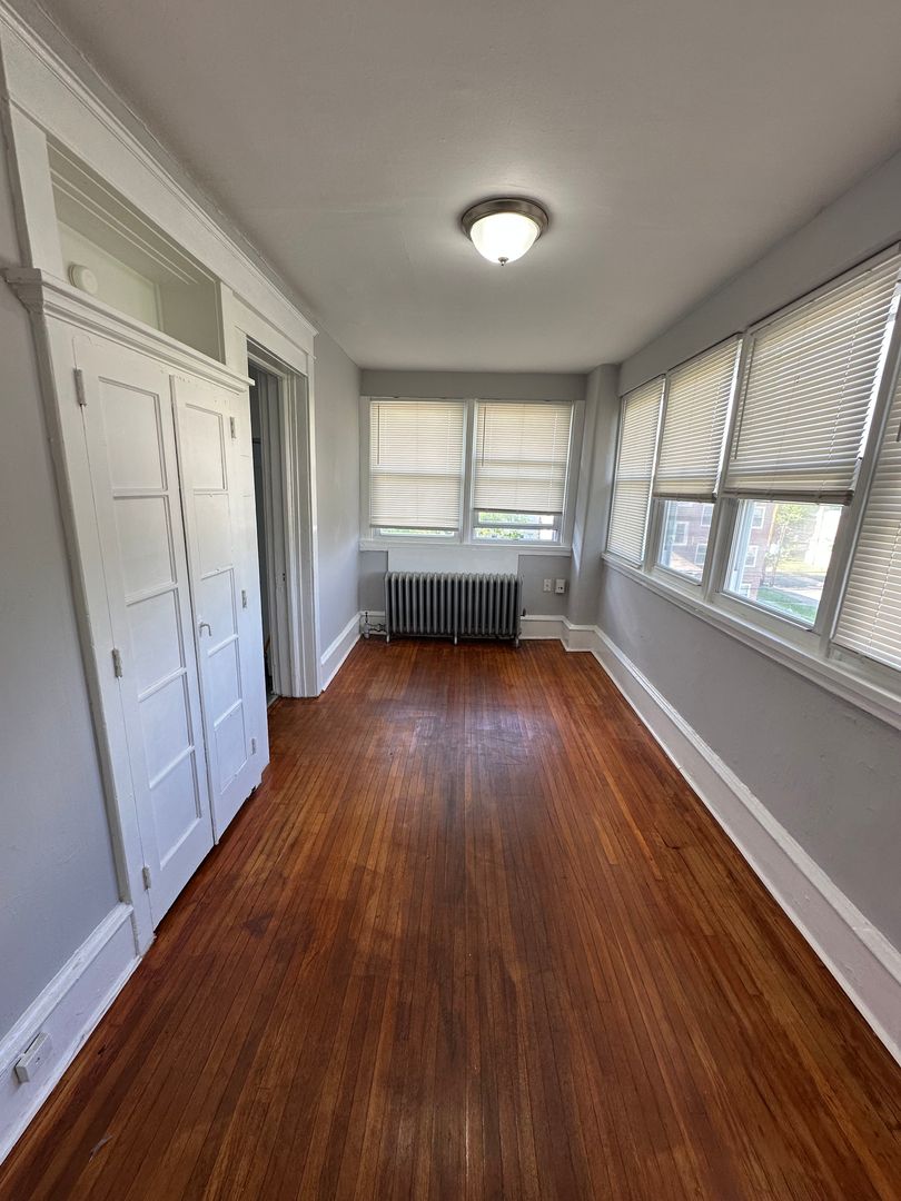 Lansdowne Apartment: 48 S Wycombe Ave
