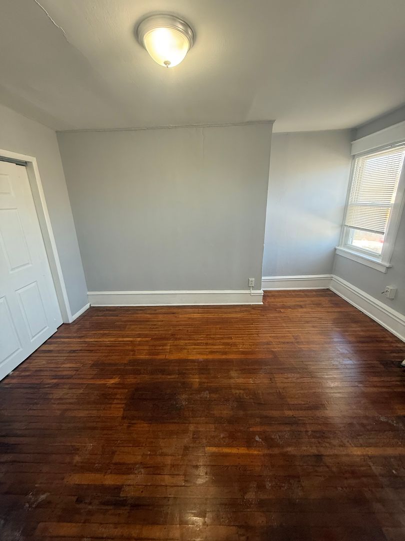 Lansdowne Apartment: 48 S Wycombe Ave