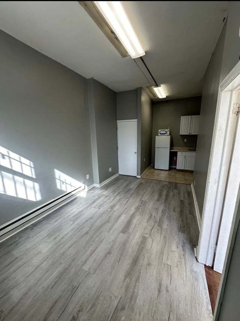 Upper Darby Apartment: 8906 West Chester Pike