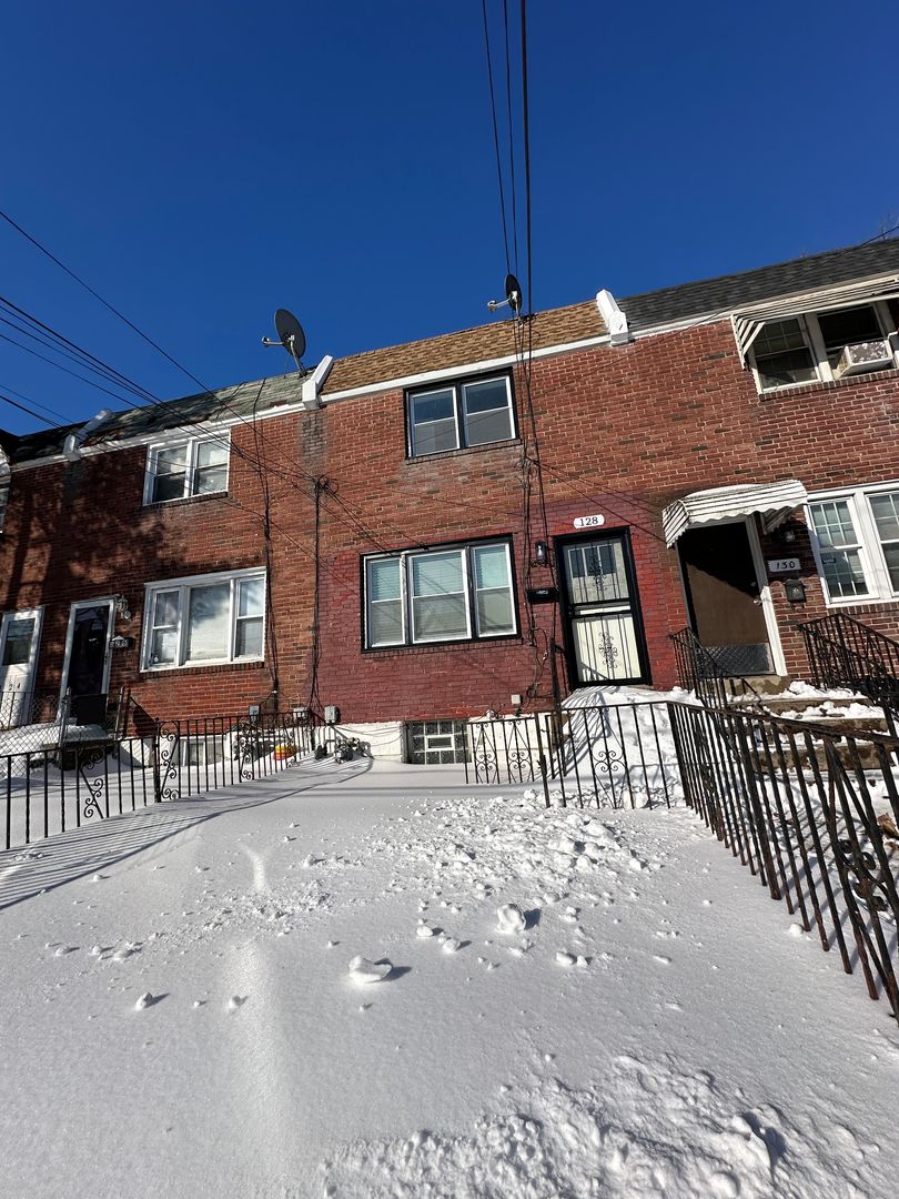 Darby House: 128 N 4th St