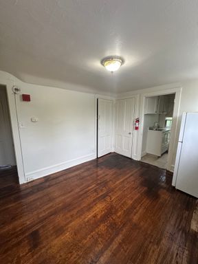 1 Bed/ 1 Bath located on 3rd floor