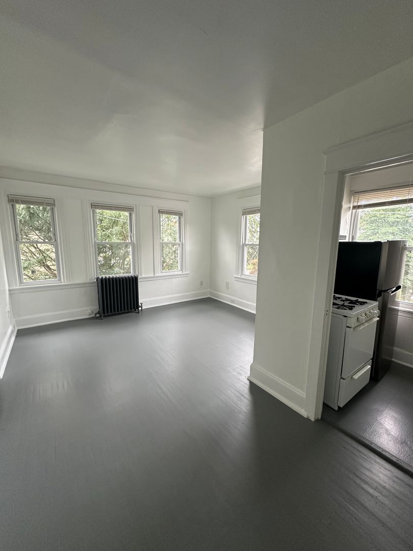 Lansdowne Apartment: 60 Nyack ave