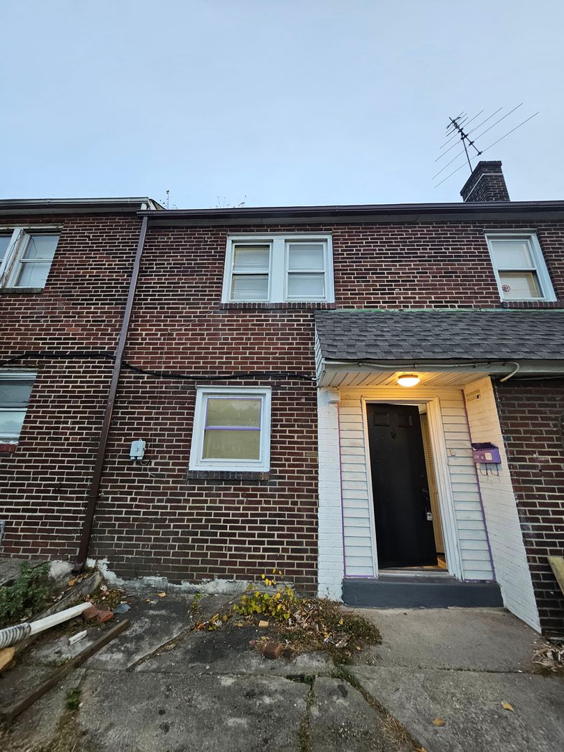 Chester House: 2725 S Forwood St