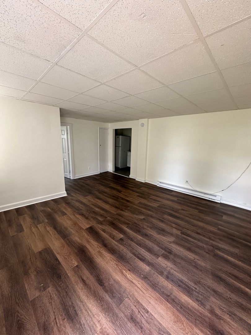 Lansdowne Apartment: 48 S Wycombe Ave