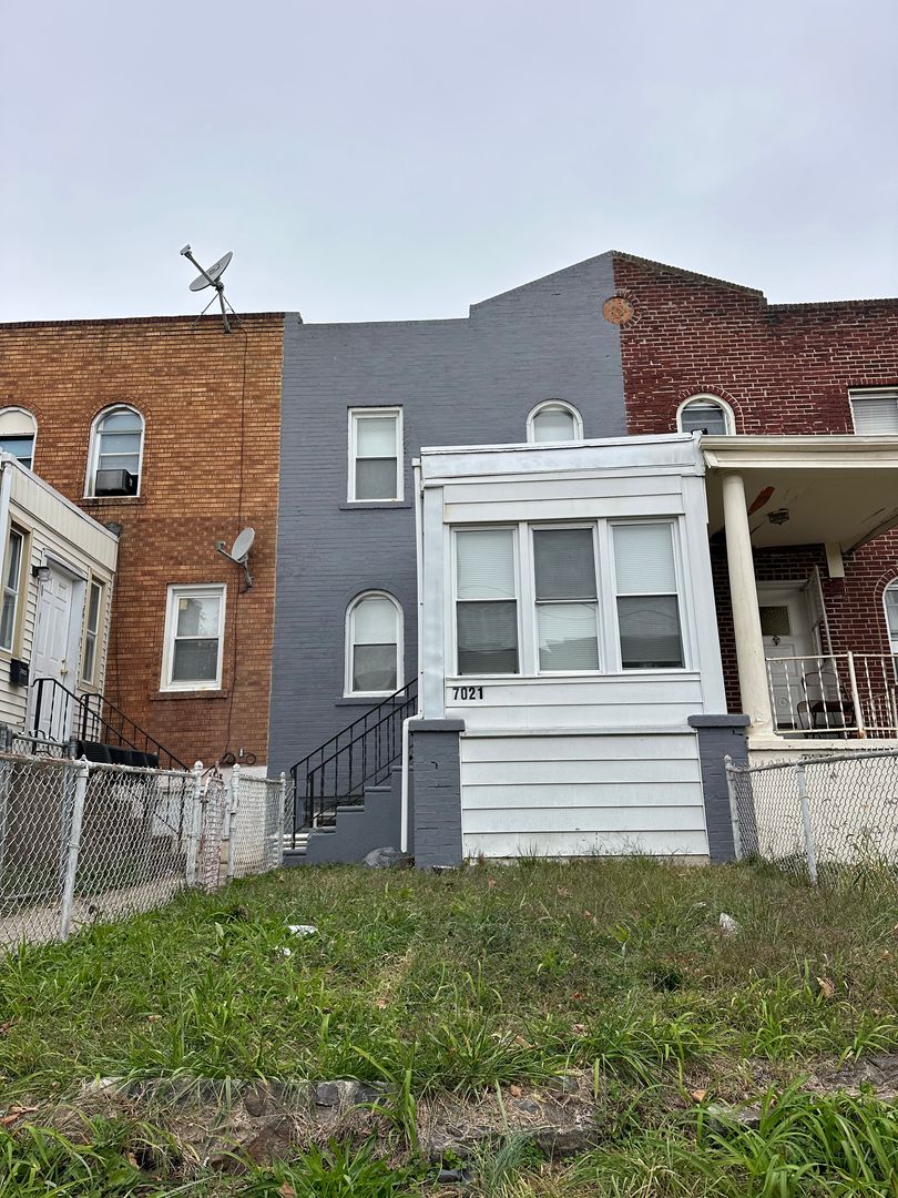 Upper Darby House: 7021 Clinton Rd