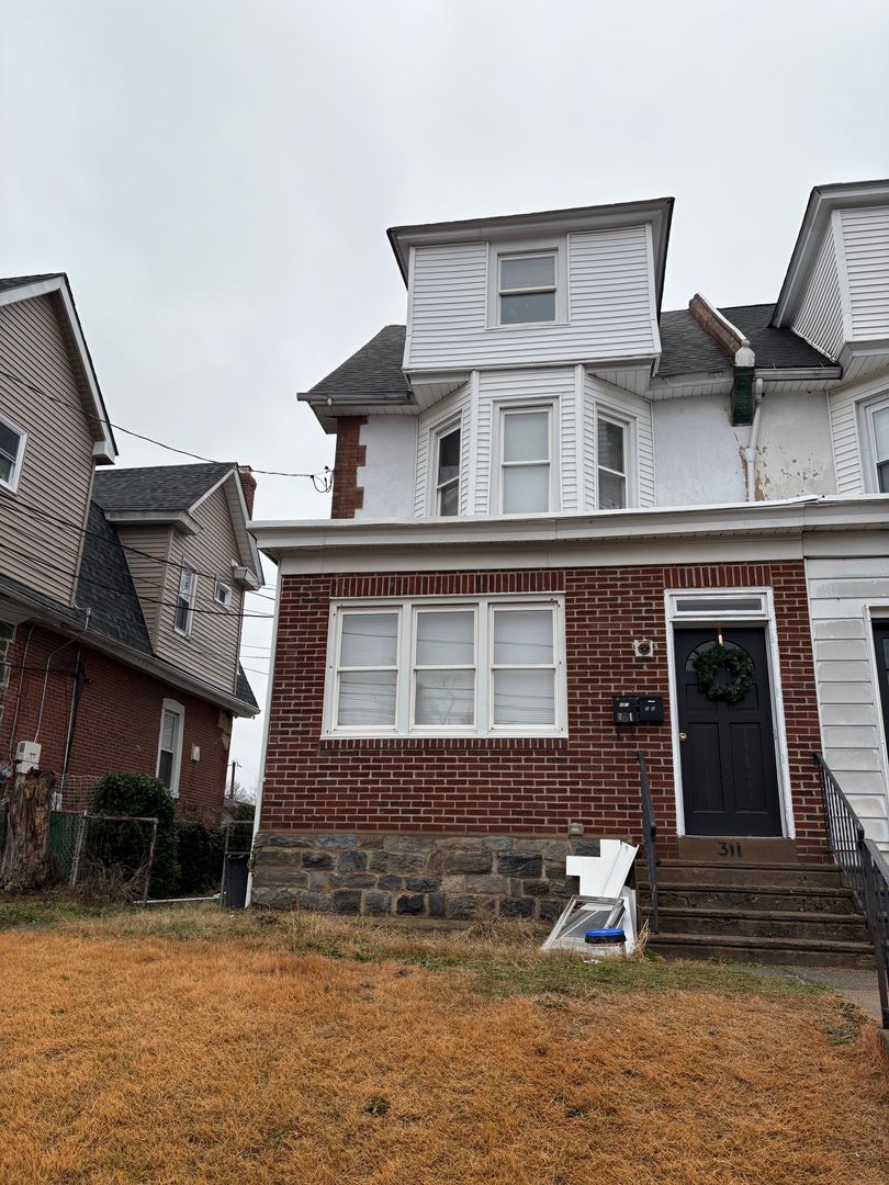 Darby Apartment: 311 Lincoln ave