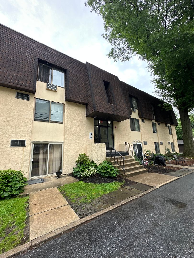 Lansdowne Apartment: 100 W Baltimore Pike