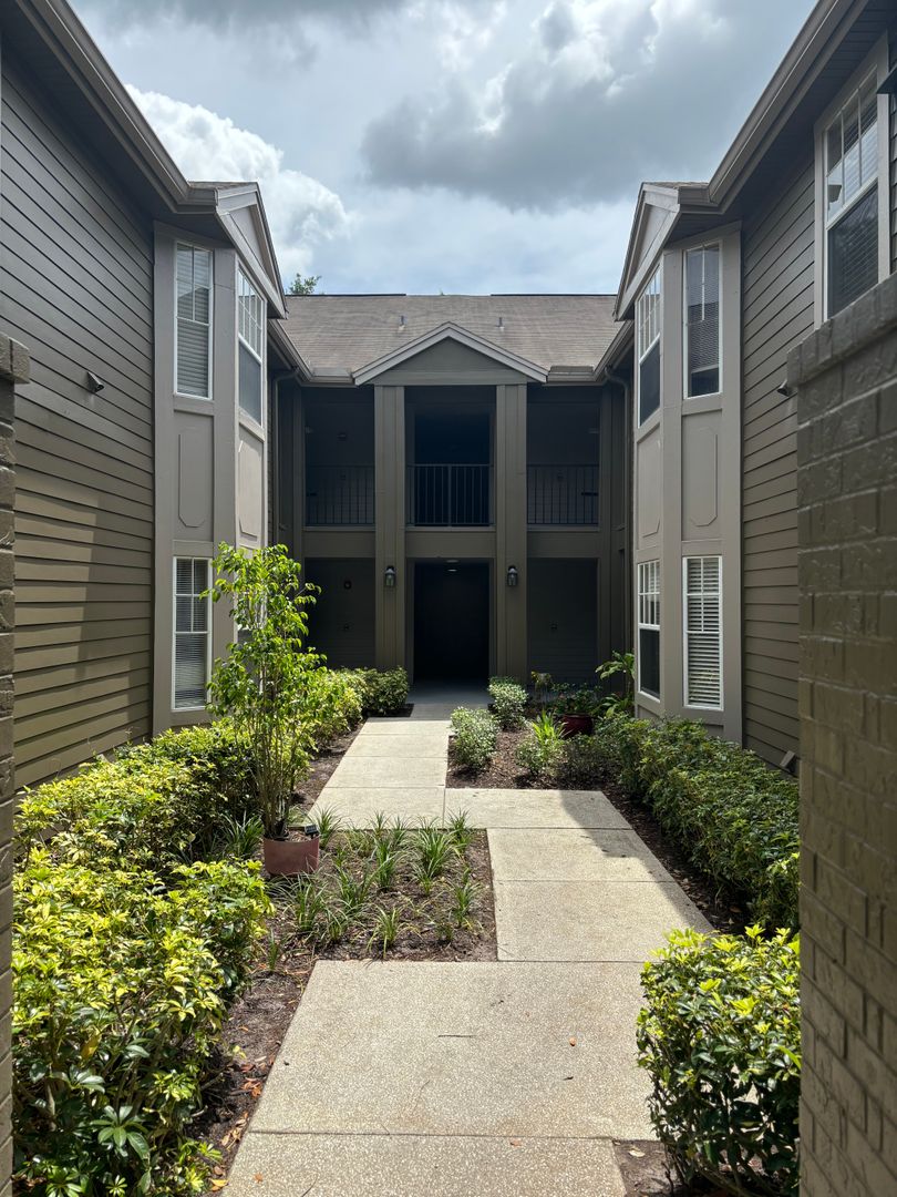 Longwood House: 417 Summit Ridge Place Unit 211