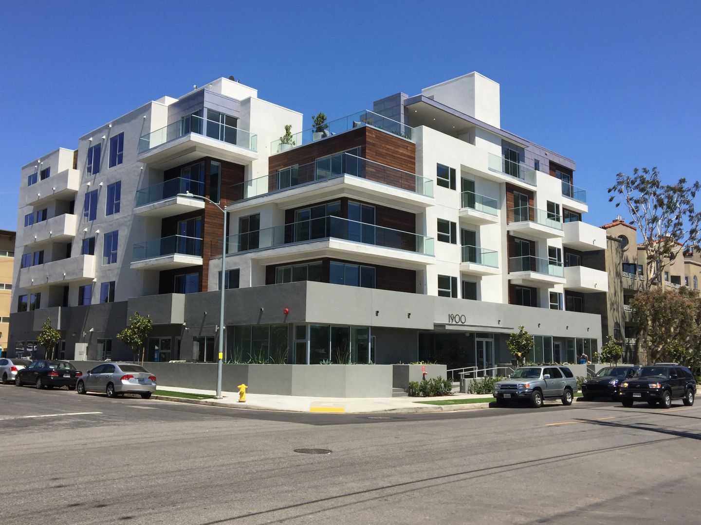 Los Angeles Apartment: 1900 Sawtelle Blvd