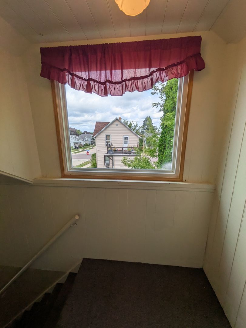 Manitowoc Apartment: 1207 S 15th St